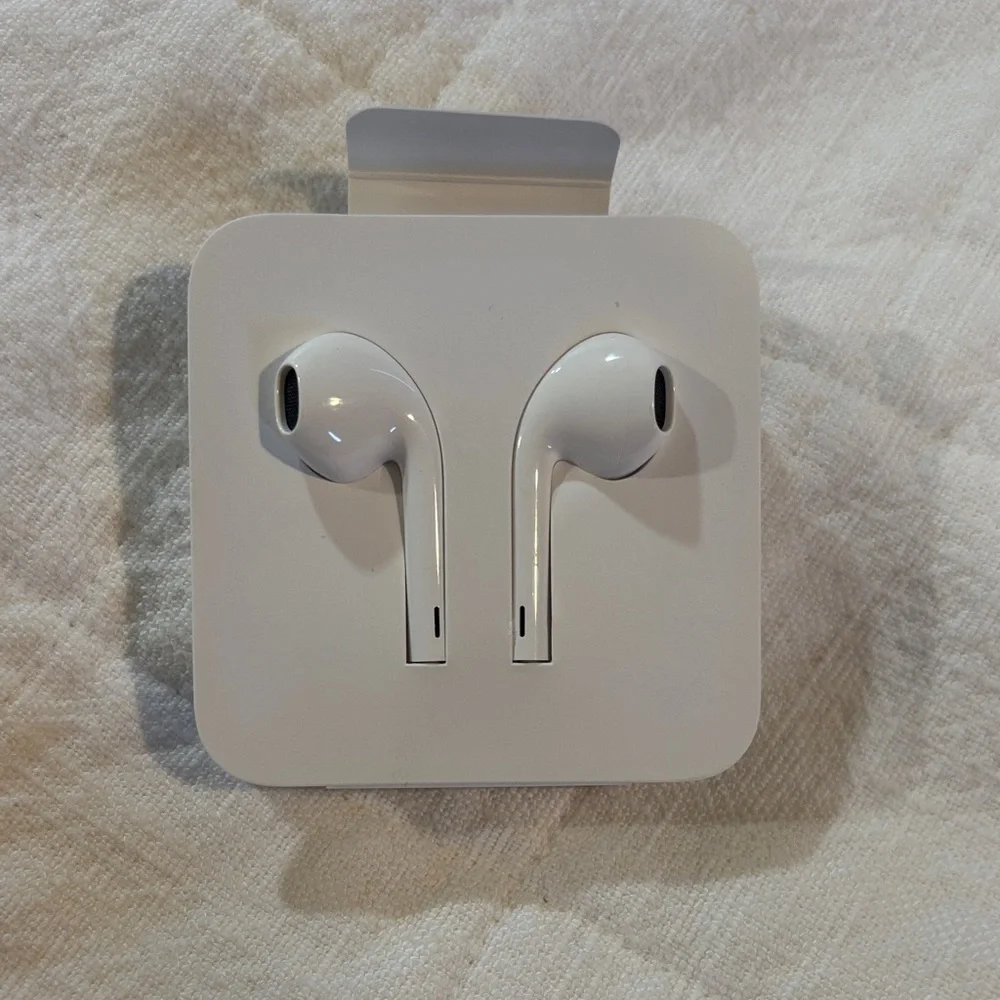 Apple White Wired EarPods with Lightning Connector